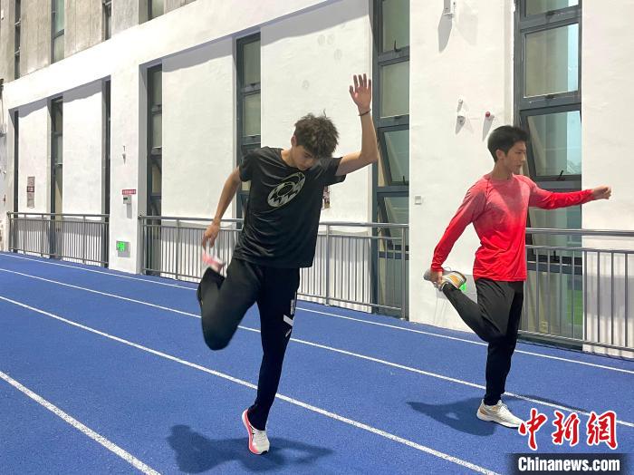 广西17岁小将曾克理以10.15秒破全国青年纪录，期