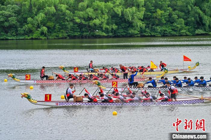 攀椰竞速首秀点燃民族交流新火花 龙舟竞渡诠释