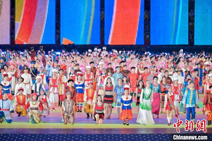 攀椰竞速首秀点燃民族交流新火花 龙舟竞渡诠释