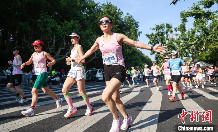 杭州女子半程马拉松母亲节开跑 西湖美景与女性