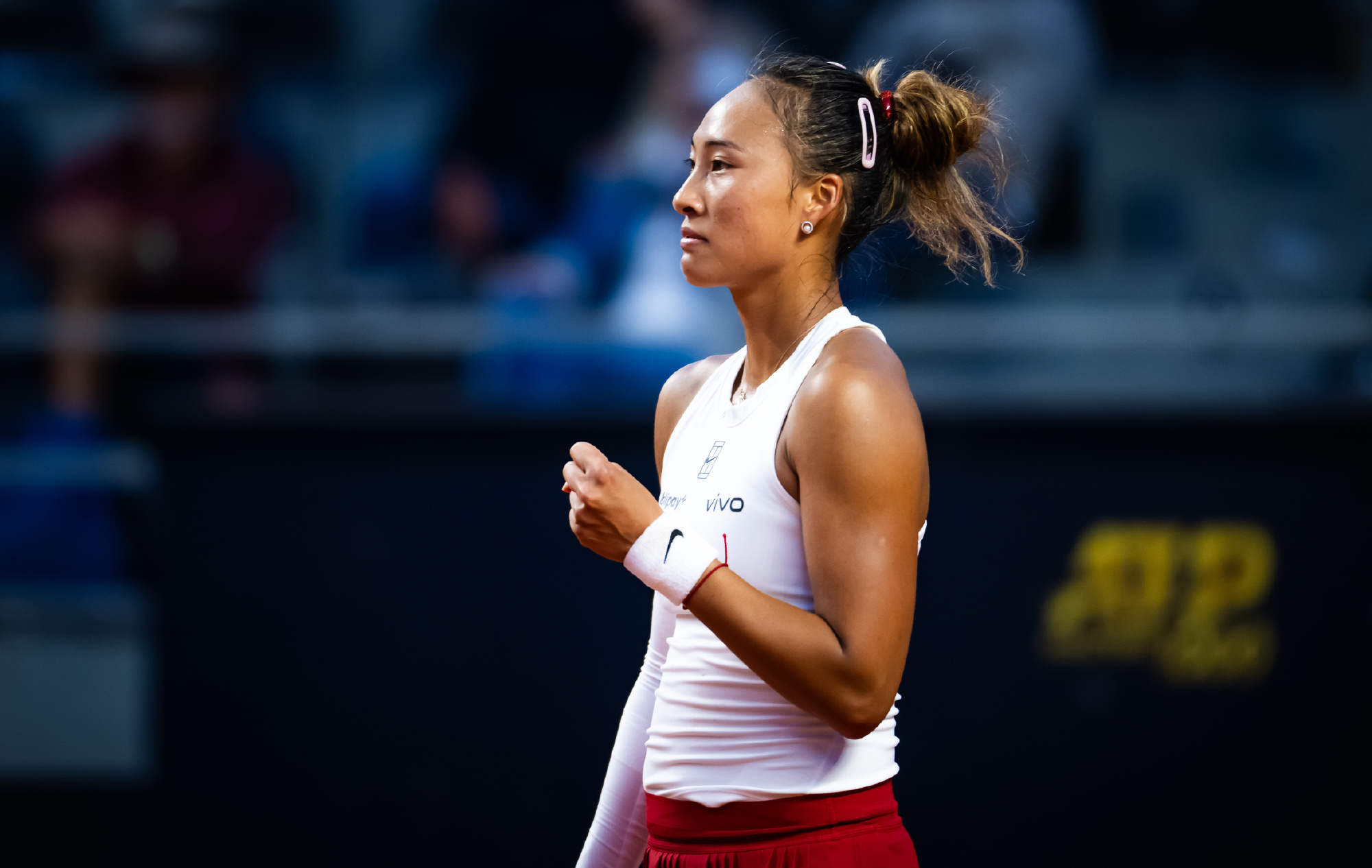 翻山越岭迎战萨巴伦卡，郑钦文在罗马站首次击