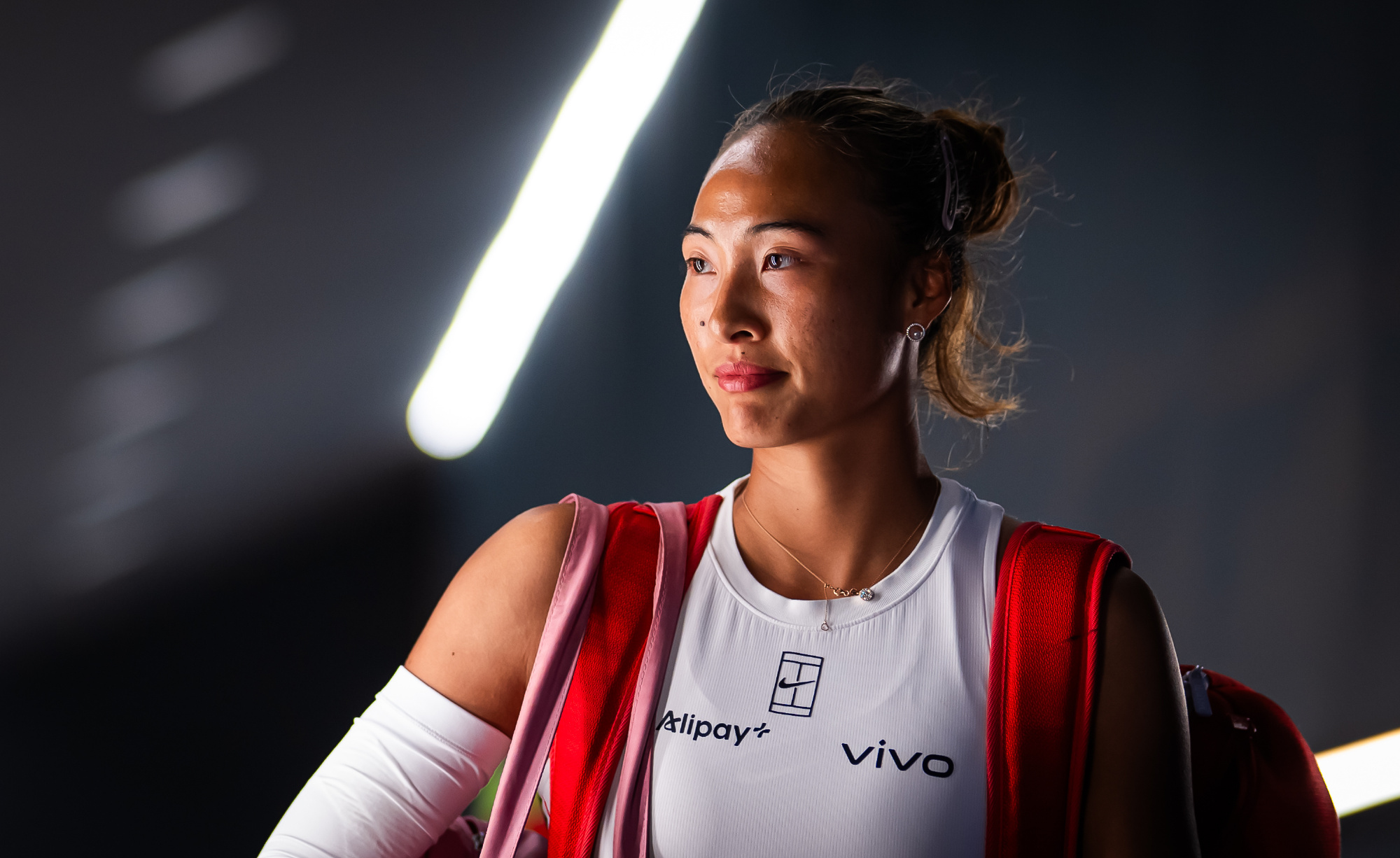 翻山越岭迎战萨巴伦卡，郑钦文在罗马站首次击