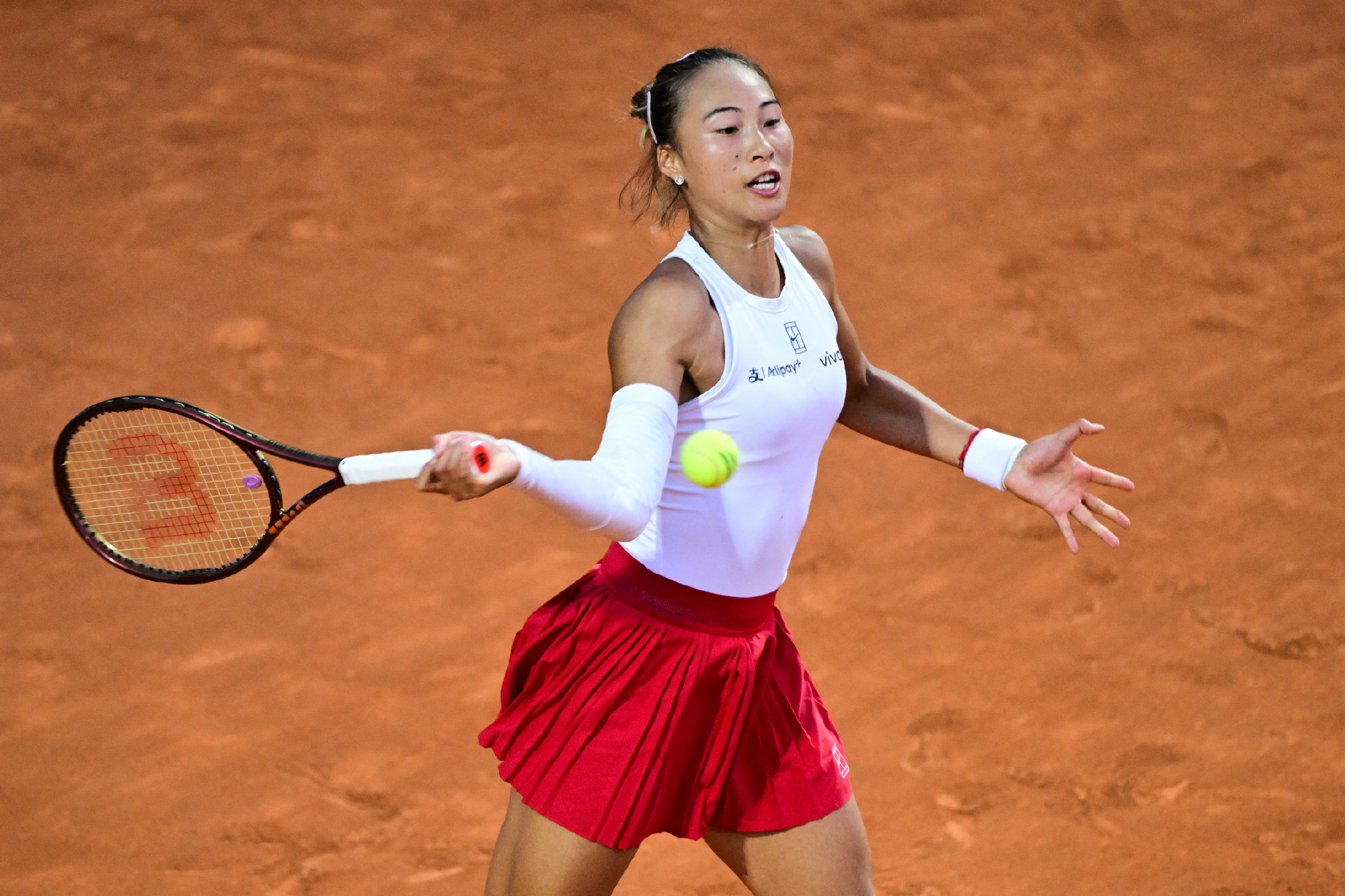 翻山越岭迎战萨巴伦卡，郑钦文在罗马站首次击