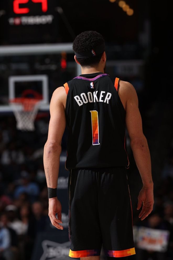 雷霆锁定西部第一 马刺紧追未果 其他球队激烈争